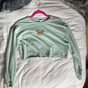 3/$15 Super cute cropped sweatshirt with butterfly detail in excellent condition